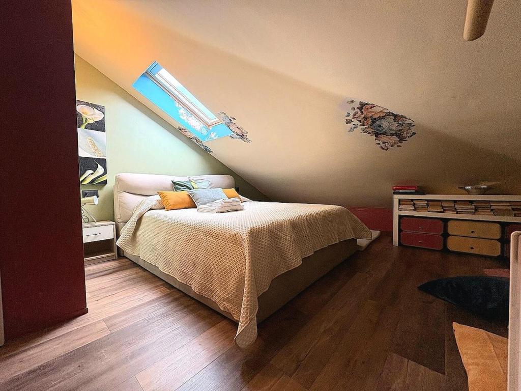 a bedroom with a bed in the corner of a room at Il Nido Colorato in Settimo Torinese