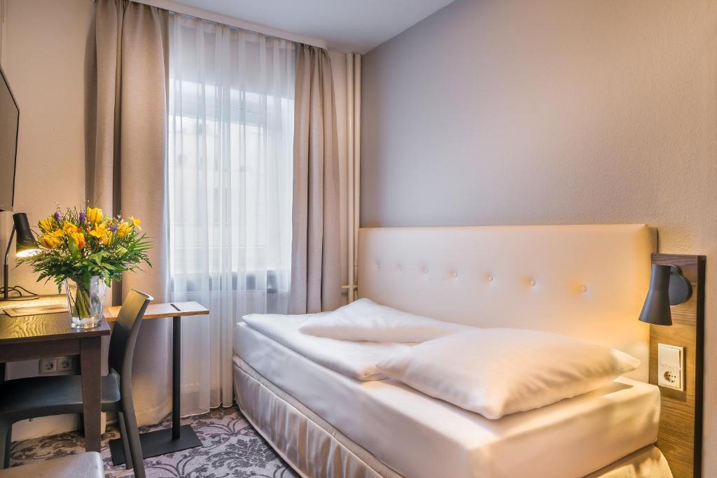 Postel nebo postele na pokoji v ubytování Signature Hotel Astoria