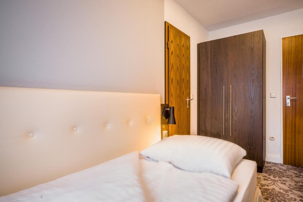 Postel nebo postele na pokoji v ubytování Signature Hotel Astoria