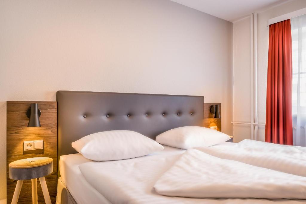 Postel nebo postele na pokoji v ubytování Signature Hotel Astoria