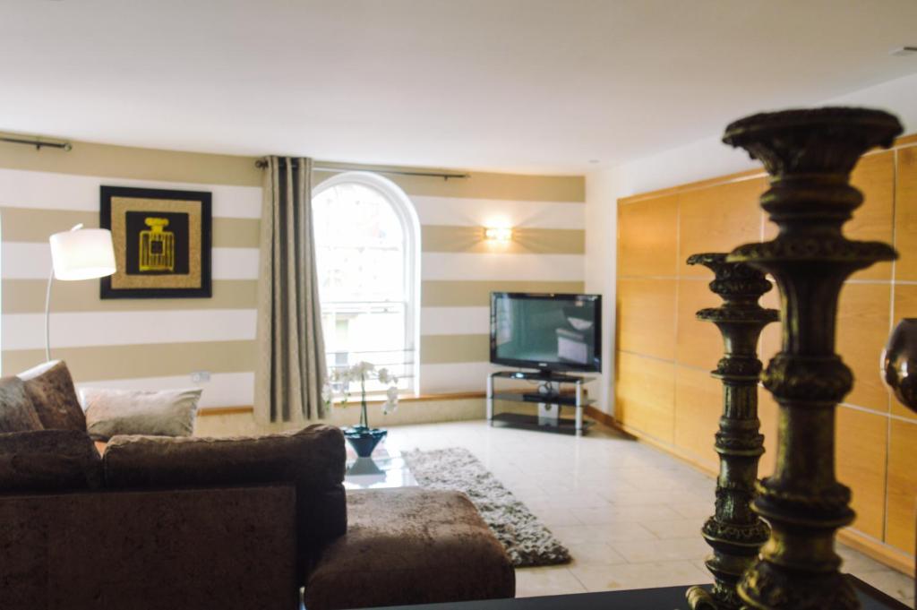 TV a/nebo společenská místnost v ubytování Posh Pads - Liverpool 1 - Apart-Hotel