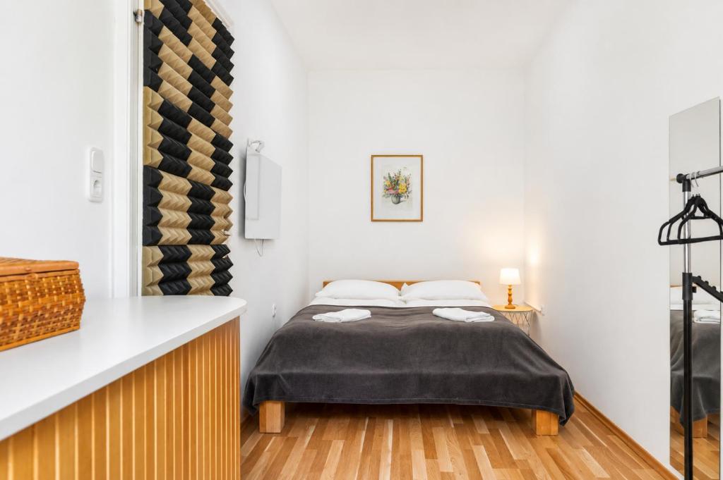 Amazing 1BR & 1LR Apartment Prime Location for Long Stay