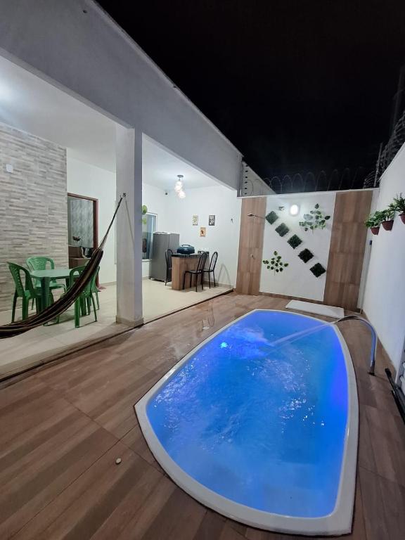 a large blue bath tub in a room with a table at Casa de 3 Quartos px da Avenida dos Holandeses a 3km da Praia do Araçagy in São Luís