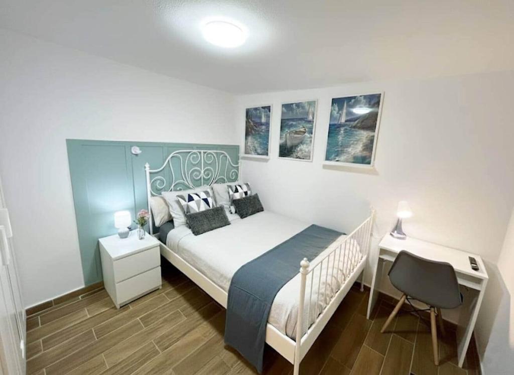 a bedroom with a bed and a chair in it at Suite Privada & Acogedora in Puerto del Rosario
