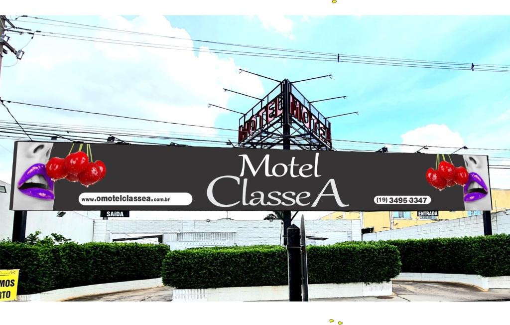 a street sign that reads motel classic at Motel Classe A in Limeira