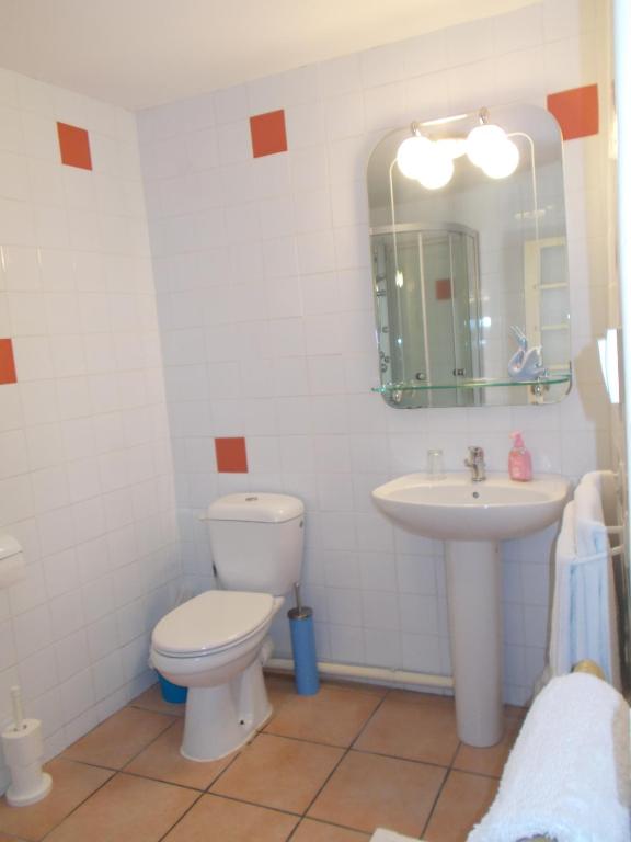 Uma casa de banho em Poppys Chambres d'Hotes