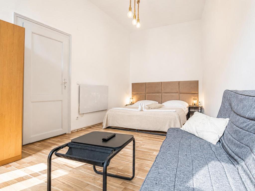 Affordable 1BR Apt Near Schönbrunn & Westbahnhof Great for Long Stays