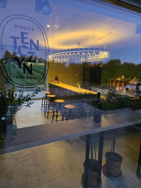 a window of a restaurant with tables and chairs at Winnica Tenczyn in Grojec