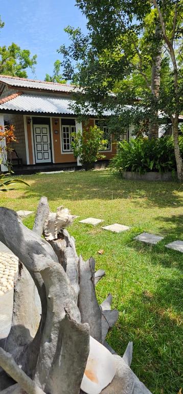 a statue in front of a house with a house at Werala Beach Resort in Kalpitiya