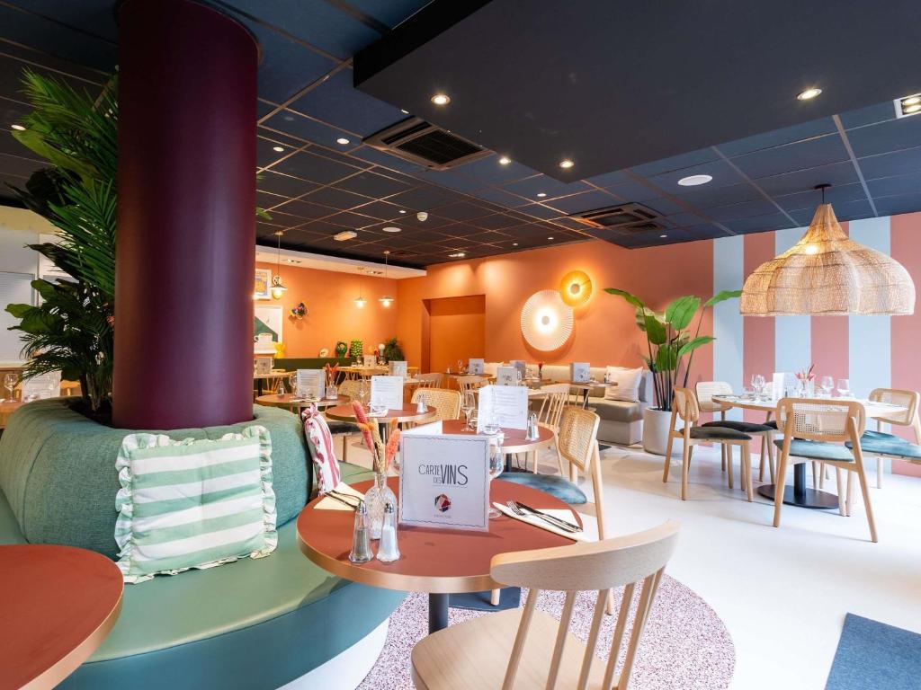a restaurant with tables and chairs in a room at ibis Lille Centre Gares in Lille