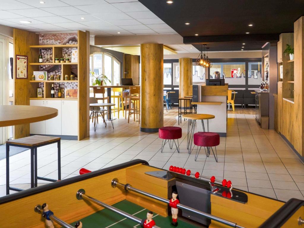 a pool table in a restaurant with a bar at ibis Carcassonne Centre - La Cité in Carcassonne