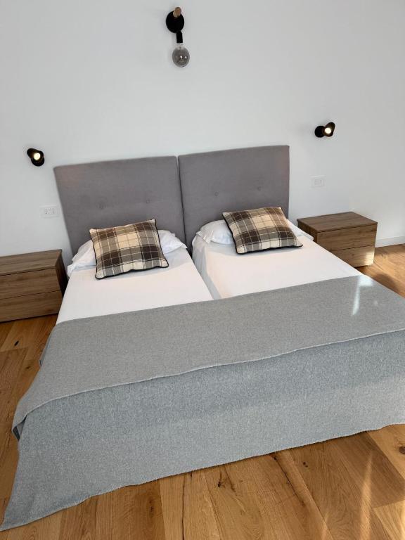 a bedroom with two beds and a couch at Condhotel Fanti Ski & Bike in Valdisotto