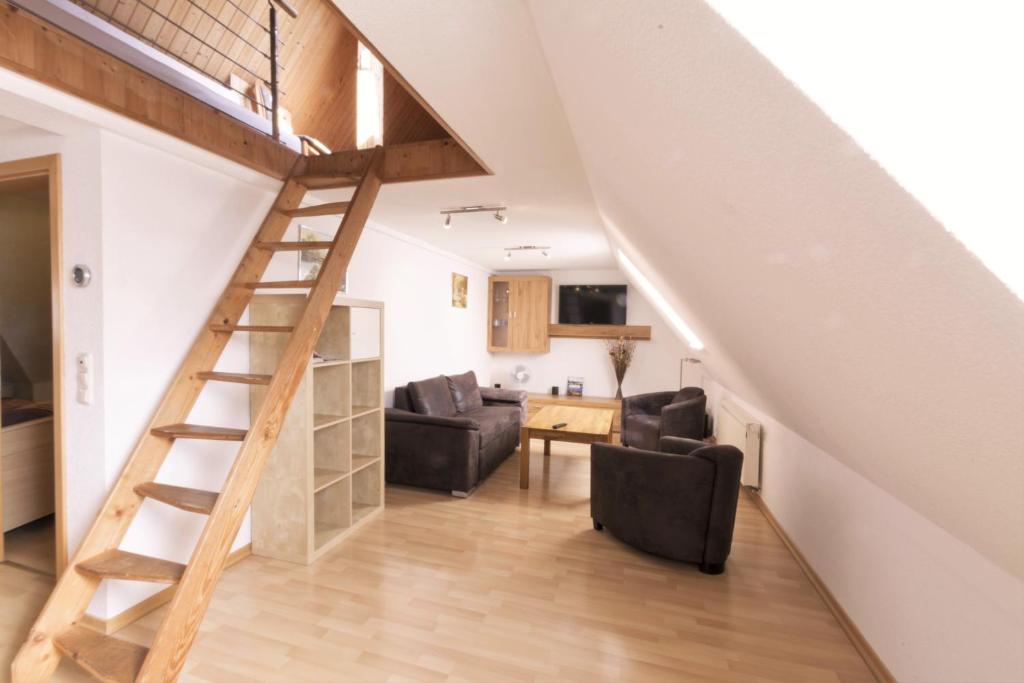eine Treppe, die zu einem Wohnzimmer und einem Wohnzimmer führt in der Unterkunft Ferienwohnung Löffler in Dresden