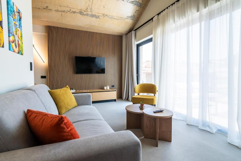 Olive Suite 401