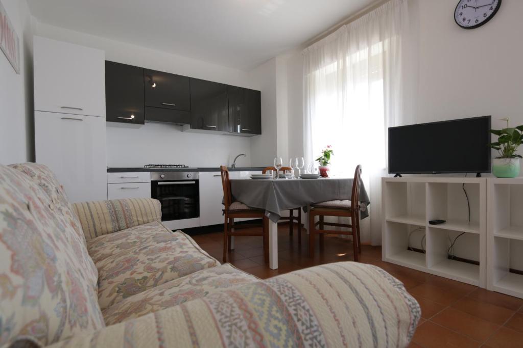 a living room with a couch and a table at Reunia apartments in Ragogna