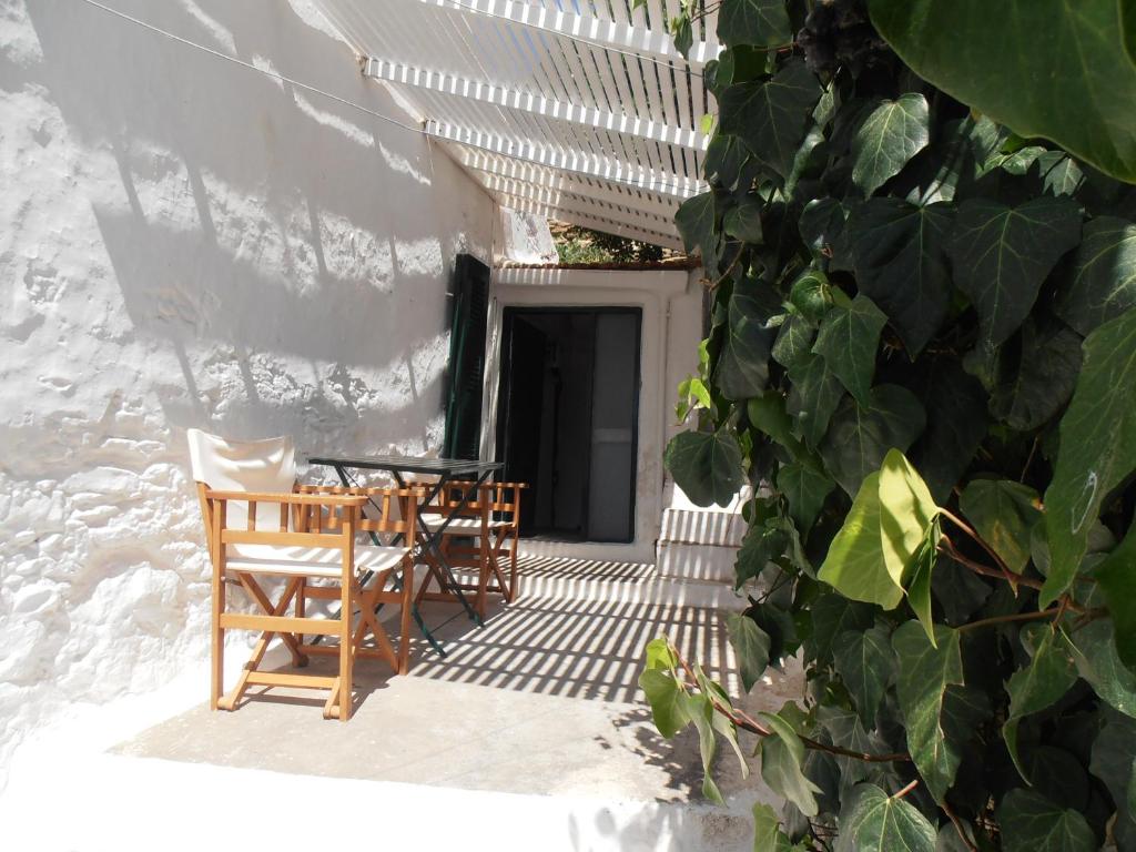 Fotografia z galérie ubytovania Hidesign Athens Traditional Stone House in Kea's Port v destinácii Korissia