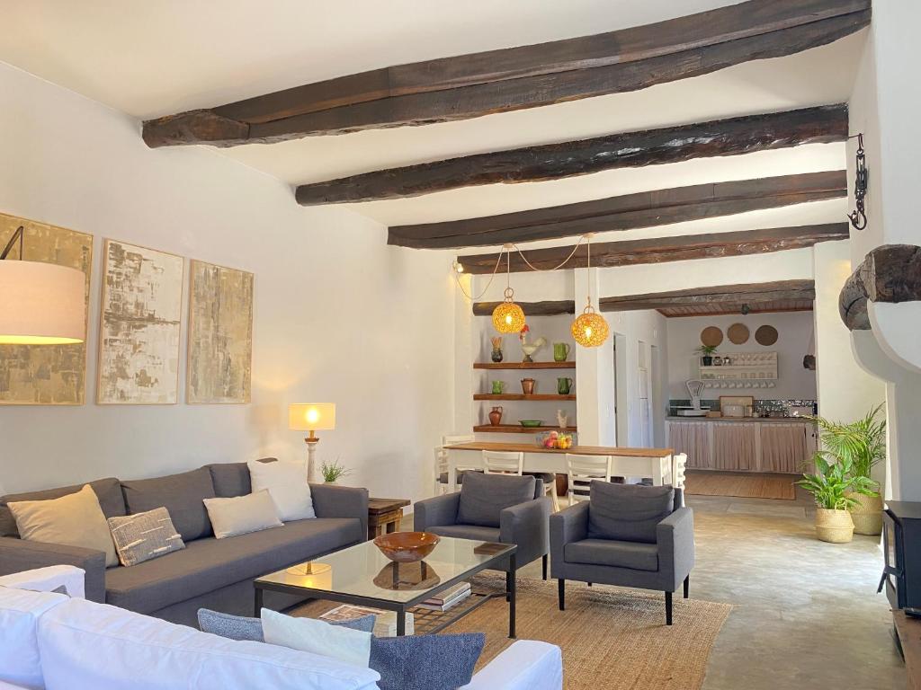 a living room with a couch and a table at Casa do Chafariz in Torres Vedras