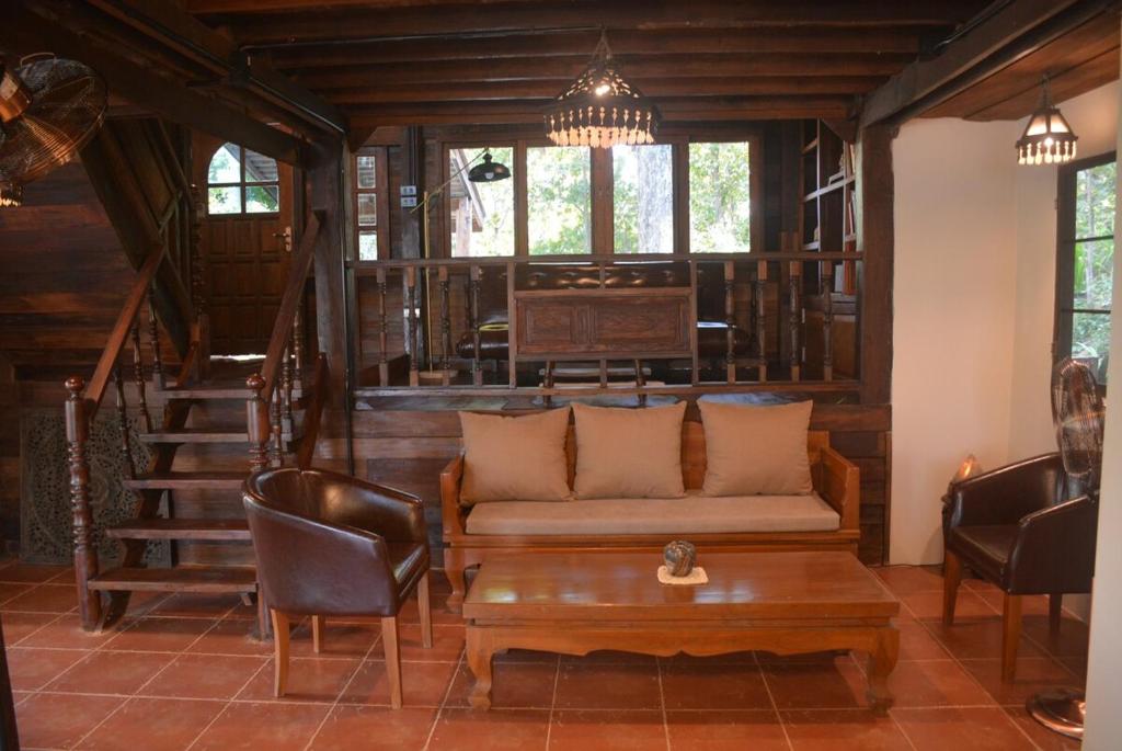 a living room with a couch and a table at Sunny Mountain in Ban Nong Hoi