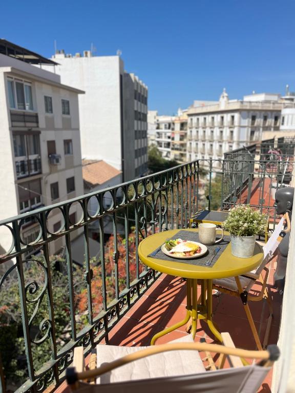 Estepona Old Town Penthouse Studio, 2 Min to Beach
