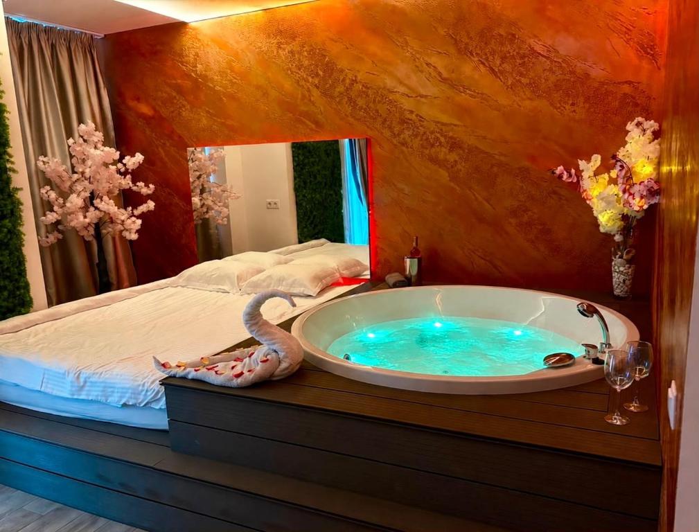 a bath tub with a snake next to a bed at MATTEO room by 50 shades in Baia Mare