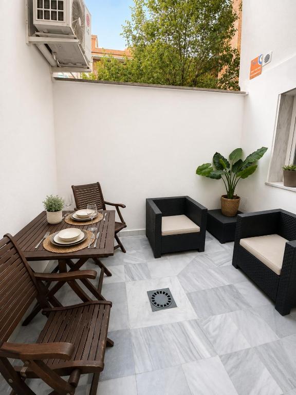 Junto a calle Alcalá, con terraza privada