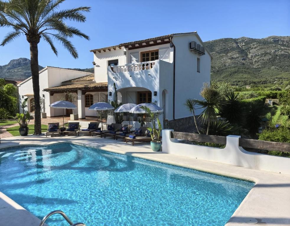 a villa with a swimming pool and a house at Villa Enri | Oasis mediterráneo · Piscina in Parcent