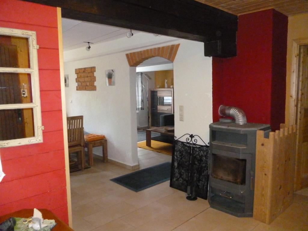 ein Wohnzimmer mit einem Holzofen in der Unterkunft Ferienhaus Maria in Patergassen