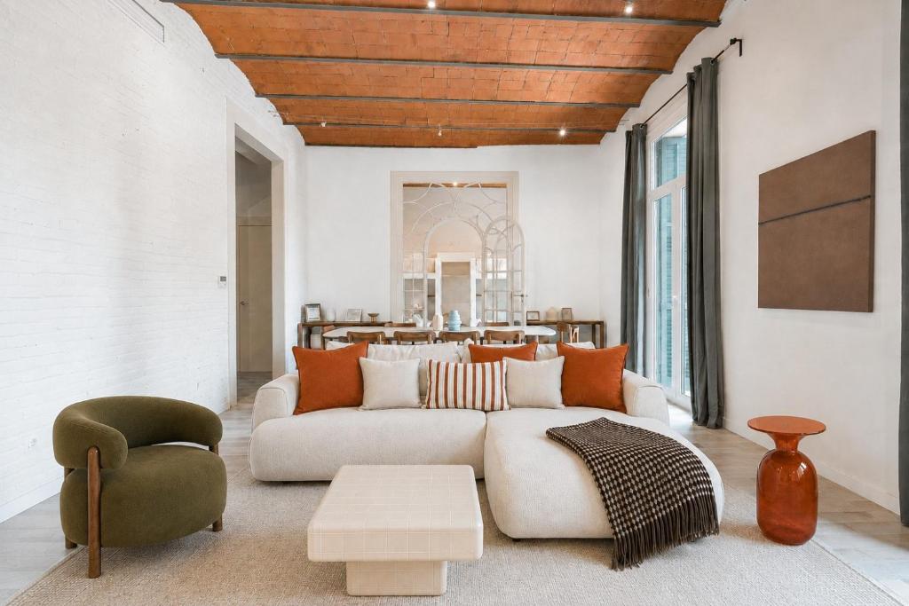 Elegant and Spacious Apartment Steps from Plaza Catalunya