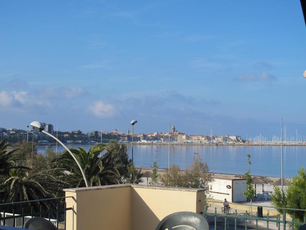 アルゲーロにあるLa Terrazza - Residenze MariCharmeの港付大水の眺め