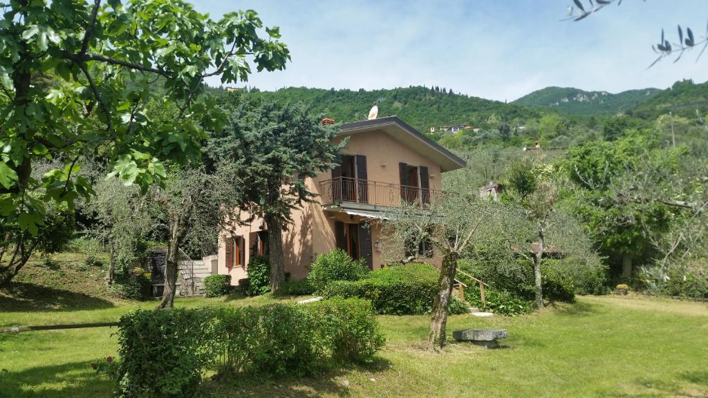 a house in the middle of a yard at Casa Elisa in Gargnano