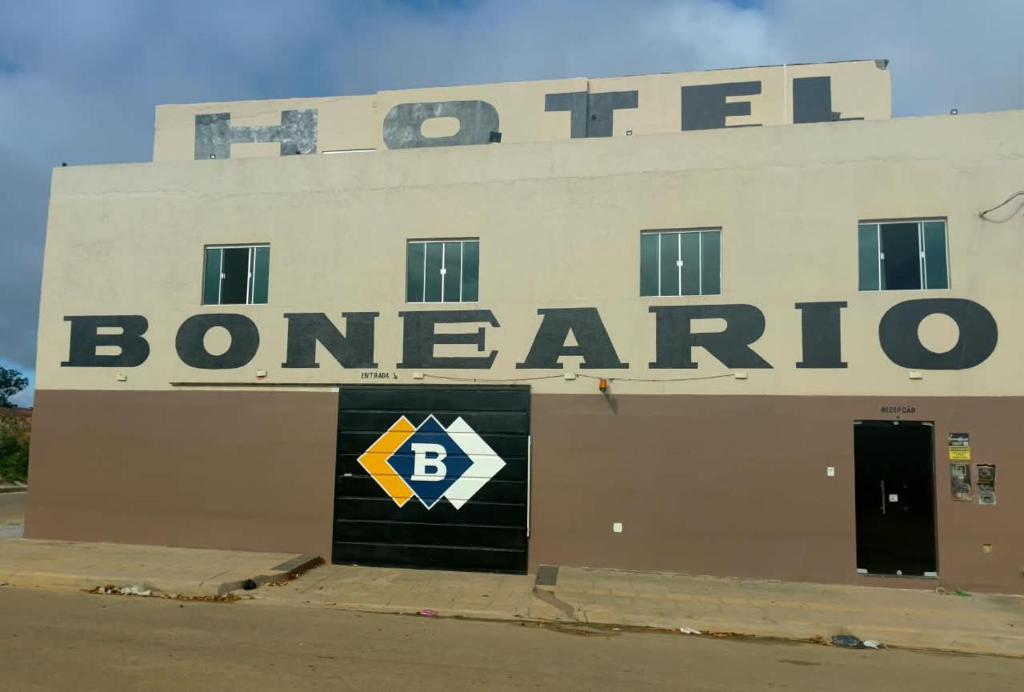 a building with a sign that reads fired bombino at Hotel Boneario in Vitória da Conquista