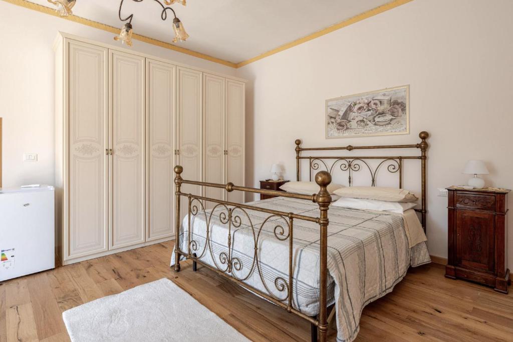 a bedroom with a bed and a dresser at Civico4 - Osteria Varanalle in Ariano Irpino