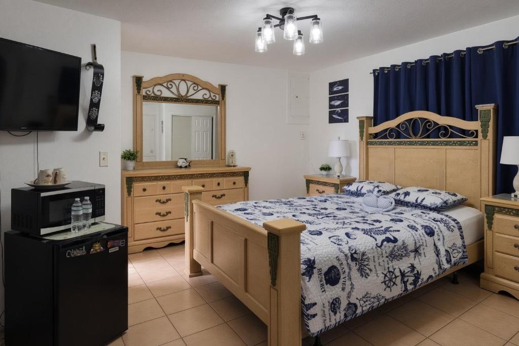 a bedroom with a bed and a television in it at Coco Sol 3 by MyMiamiStay in Miami