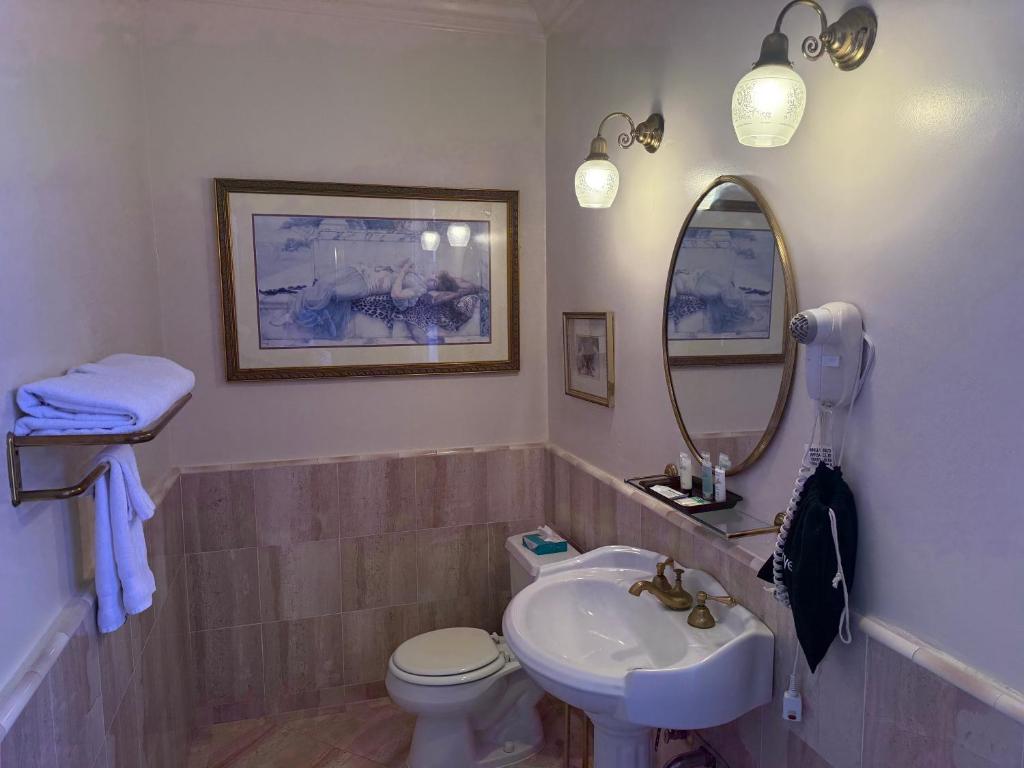 The Sterling Hotel - Deluxe Triple Room