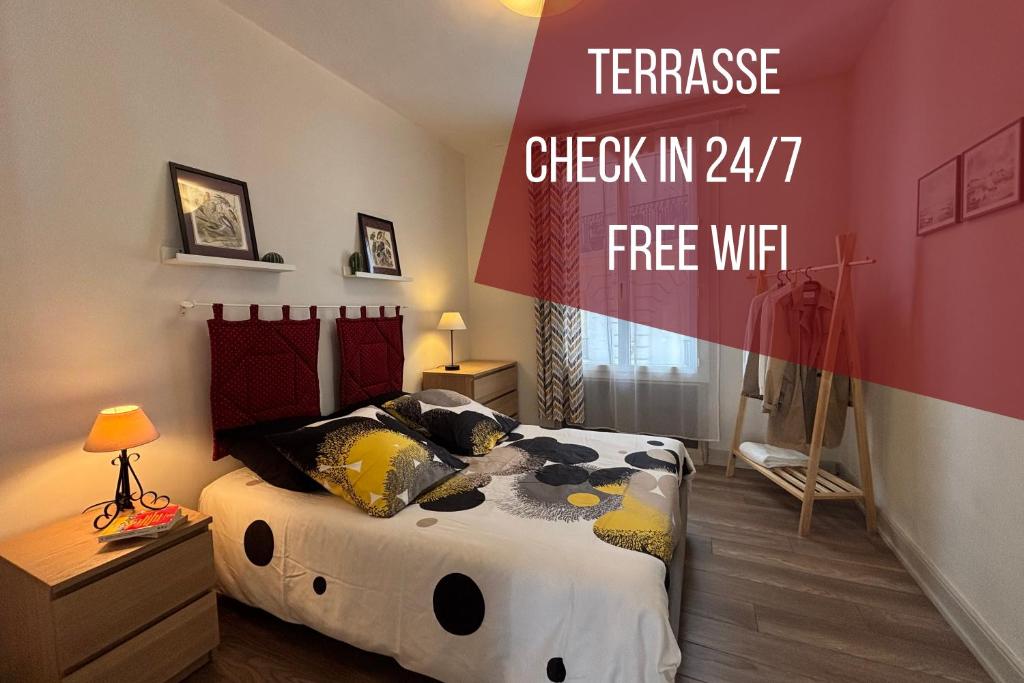 a bedroom with a bed with a sign on the wall at Intermezzo - 1 chambre - Terrasse in Châtel-Guyon