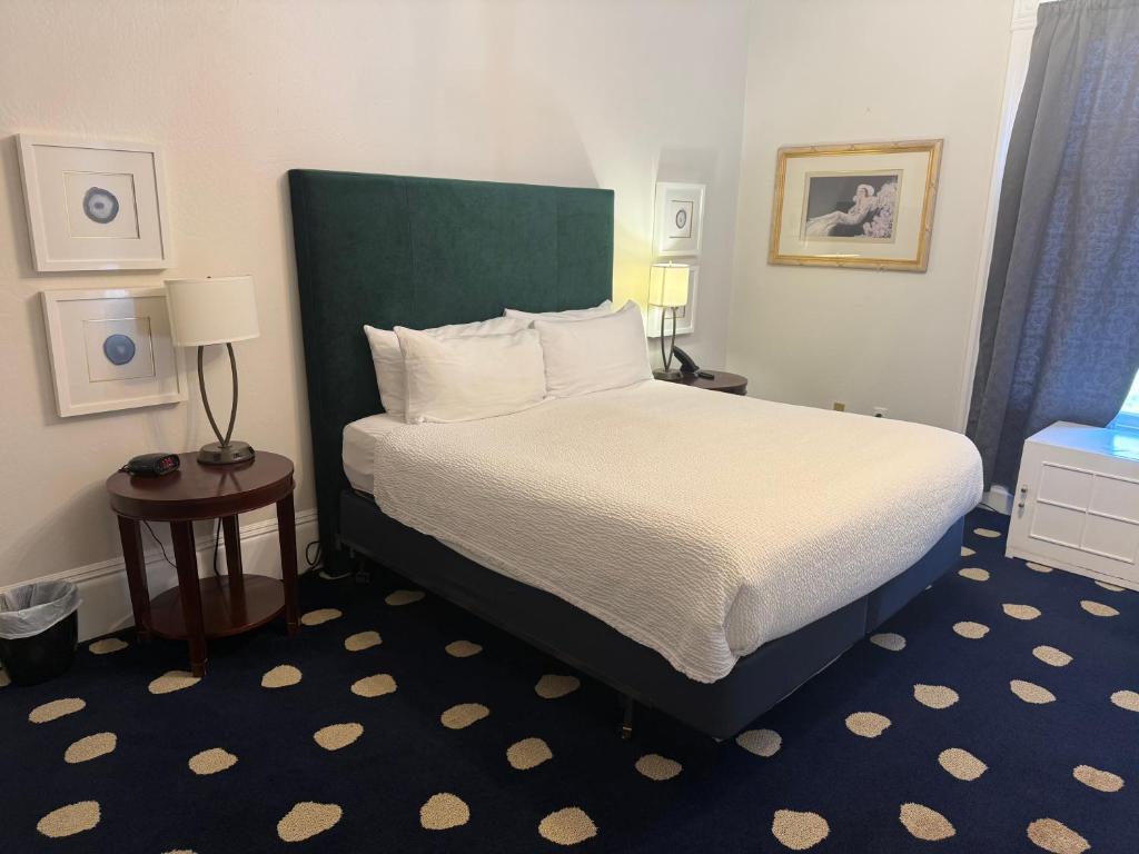 The Sterling Hotel - Deluxe Queen Room