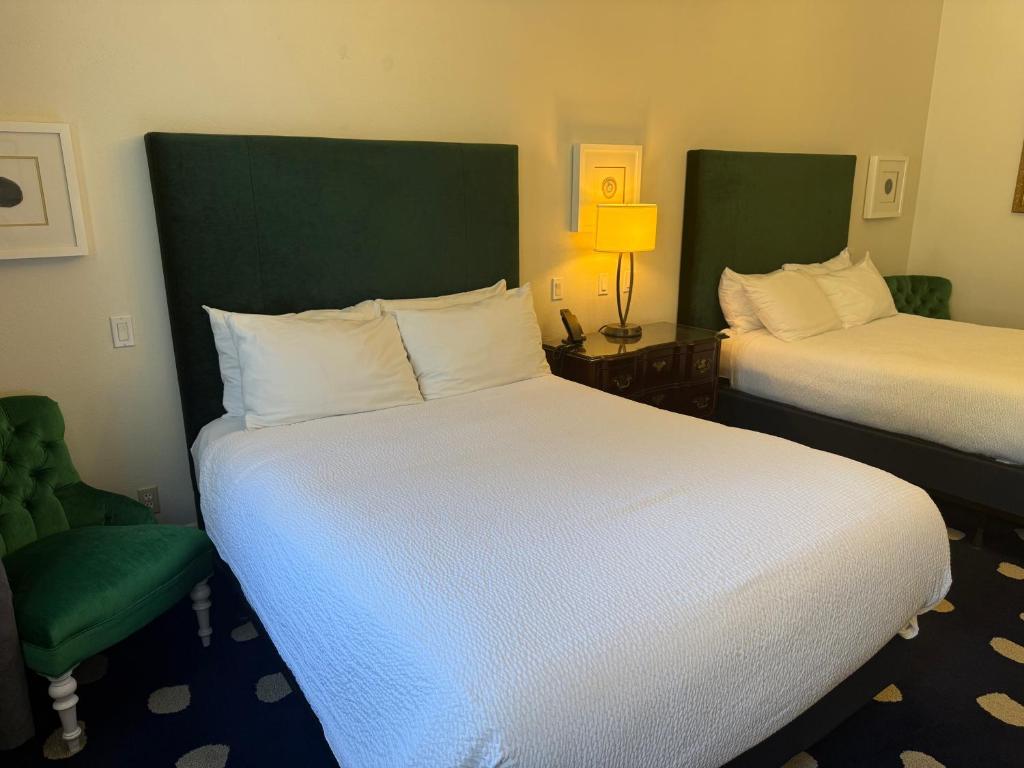 The Sterling Hotel - Deluxe Double Room