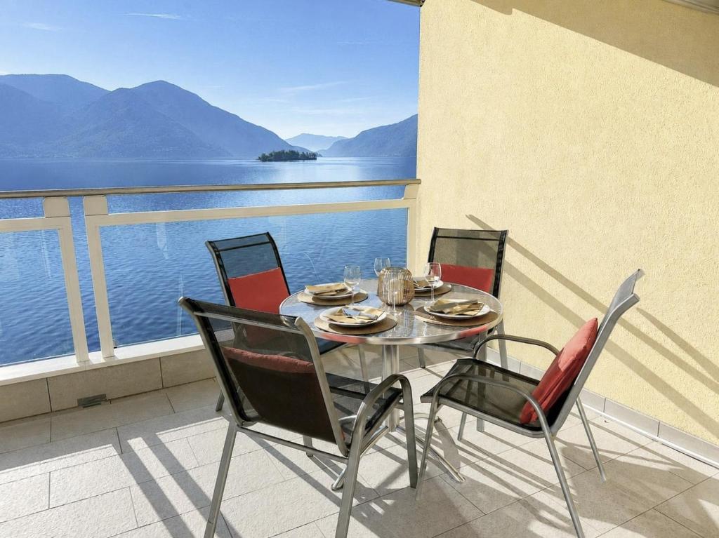 a table and chairs on a balcony with a view of the water at Residenza Acapulco II by Fewotessin in Moscia