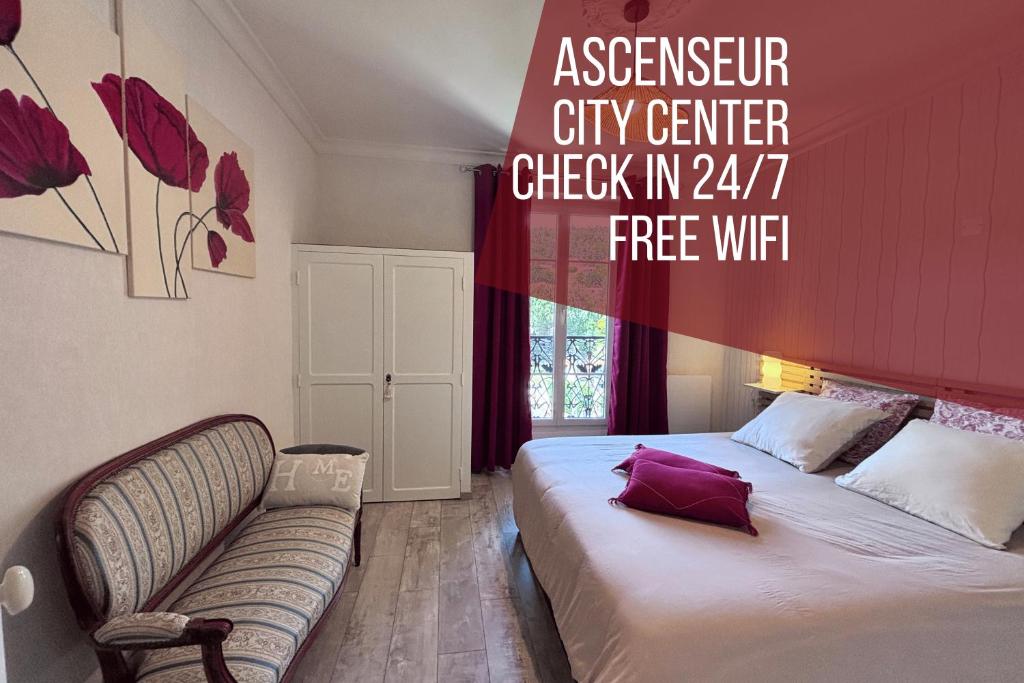 a bedroom with a bed and a couch in a room at Le 130 - 1 chambre - Wifi - Proche Parc Thermal - 2 personnes in Châtel-Guyon