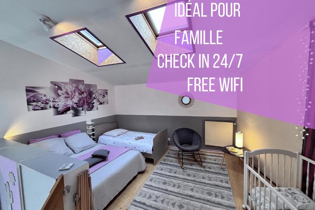 a small bedroom with a bed and a crib at Le Céleste - Maison de vacances familiale in Châtel-Guyon