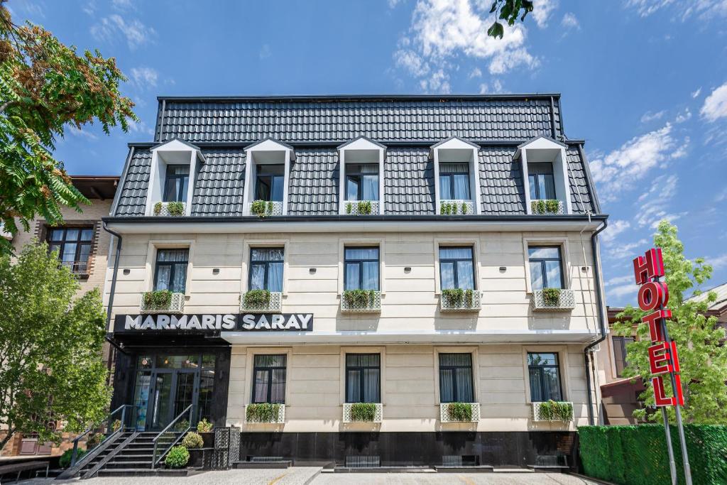 an apartment building in the city of krakolisakis savaney at Marmaris Saray Hotel DOWNTOWN in Tashkent