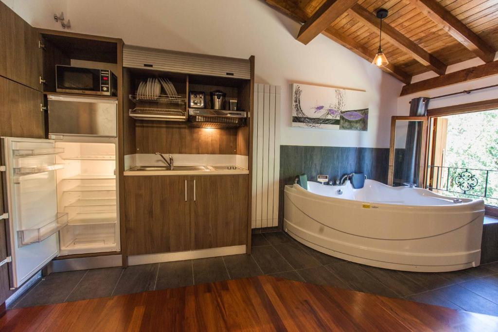 a large bathroom with a tub and a sink at Casa Rural Arregi in Oñati