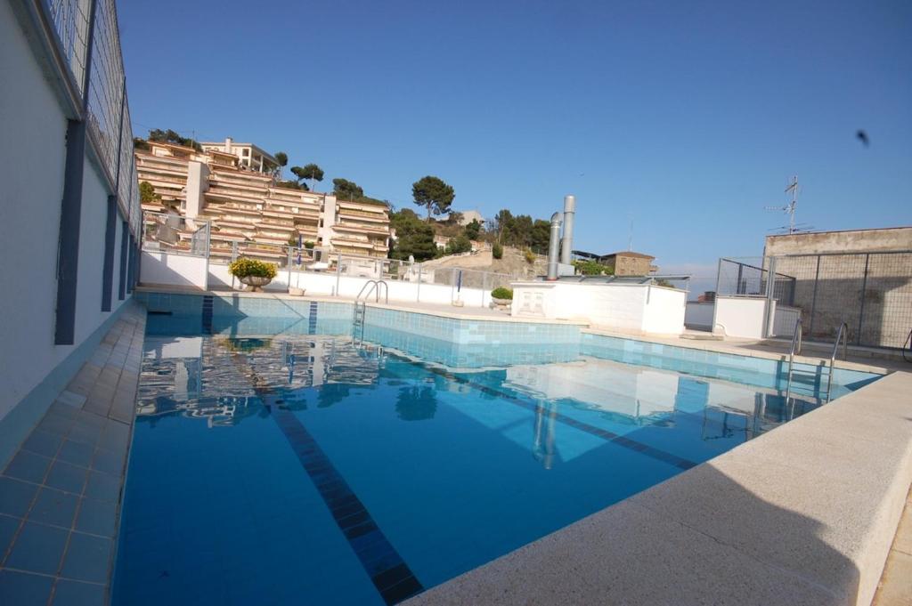 Bazén v ubytovaní Lets Holidays APARTMENT POOL TERRACE TOSSA DE MAR alebo v jeho blízkosti