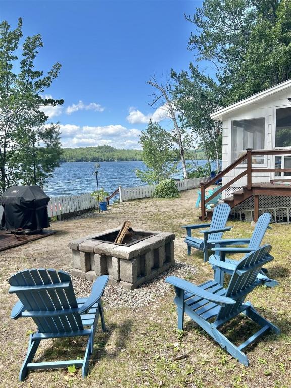 three chairs and a fire pit in front of a house at LITTLE PICK LIMIT 6 villa in Hillside