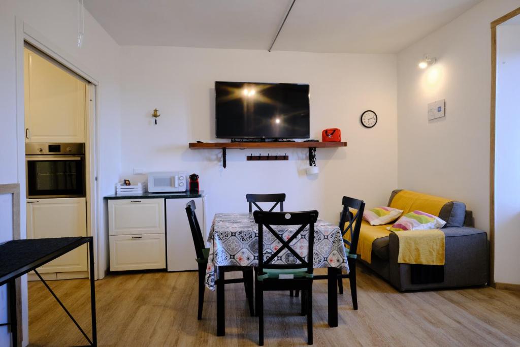 a living room with a table and chairs and a couch at Il Brigantino in Cori