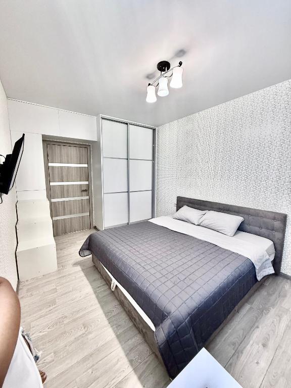 a bedroom with a large bed in a room at Apartment Synergia 3 in Irpin