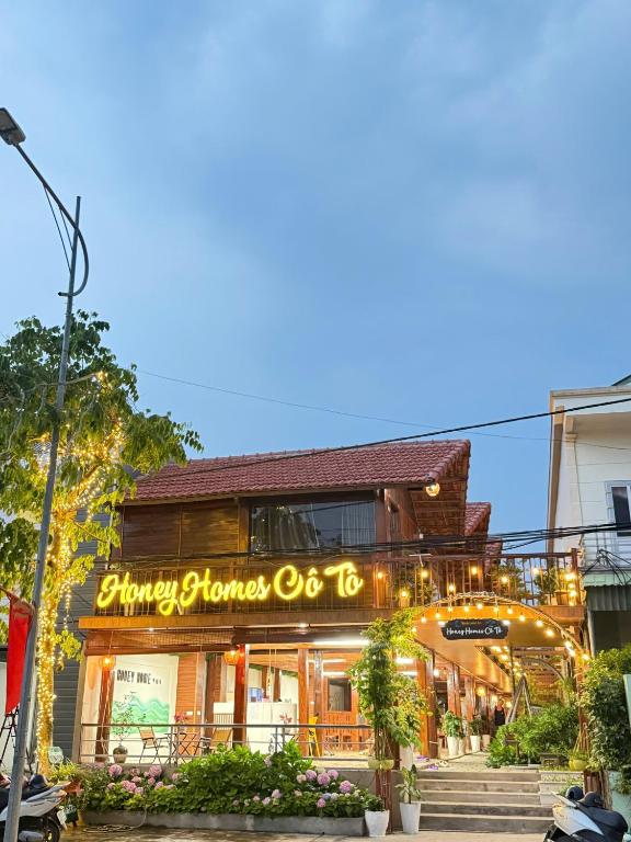 a building with a sign that reads chinese flowers os at Honey Homes Cô Tô in Đảo Cô Tô