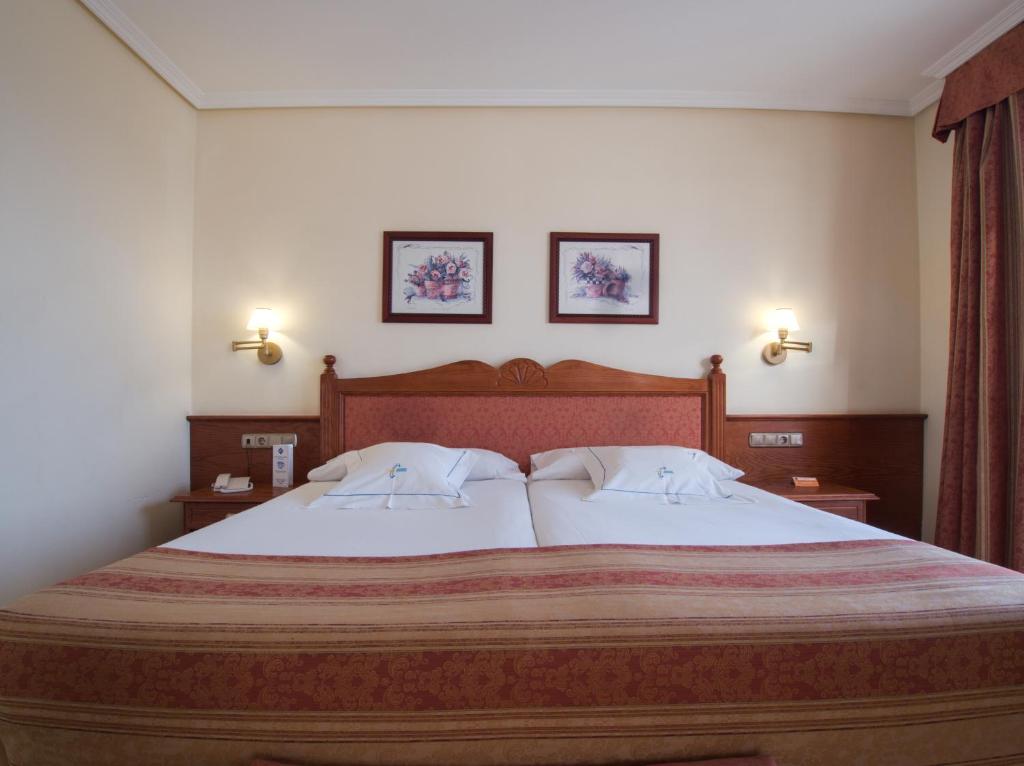 Кровать или кровати в номере Hotel Zentral Center - Adults only