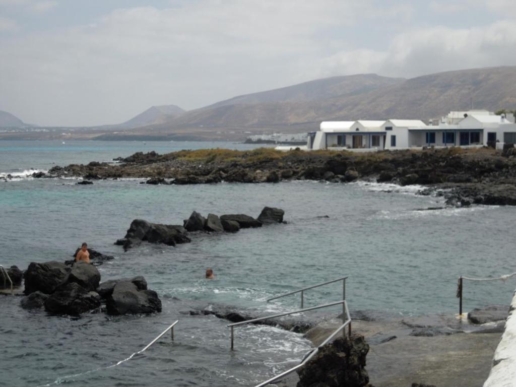 una playa con gente nadando en el agua en Casita al Mar, en Punta Mujeres