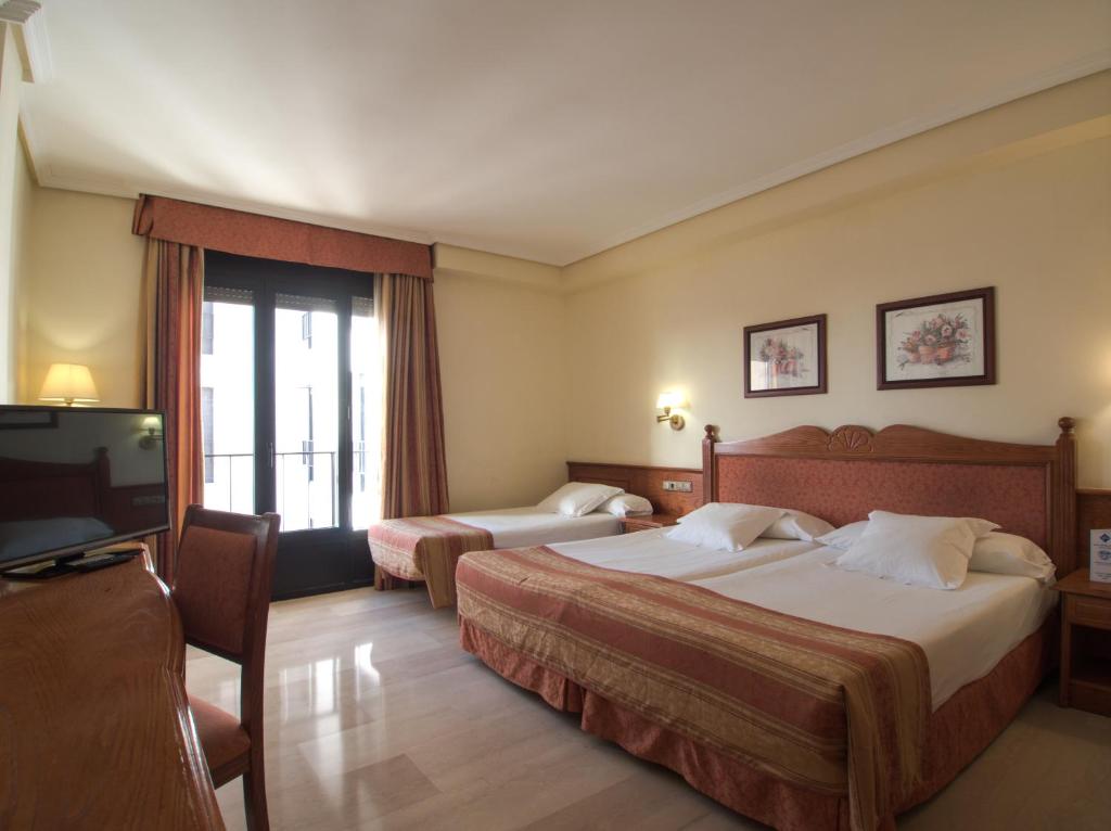 Кровать или кровати в номере Hotel Zentral Center - Adults only